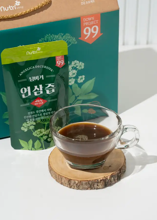 선물 상자 앞 파우치와 따뜻한 연삼즙 한 잔