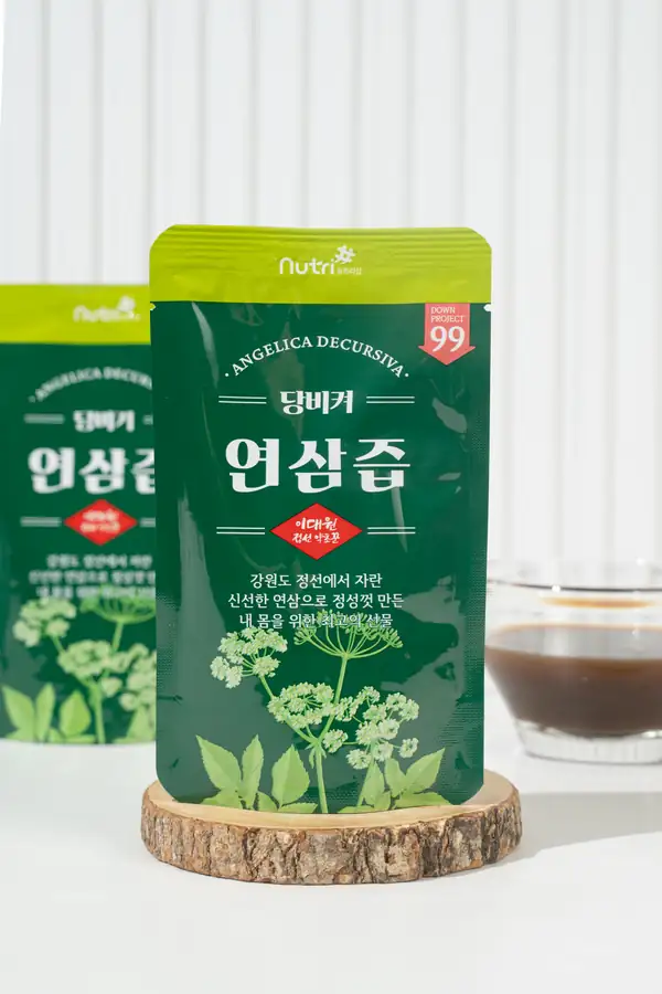 나무 받침 위에 세운 당비켜연삼즙 파우치