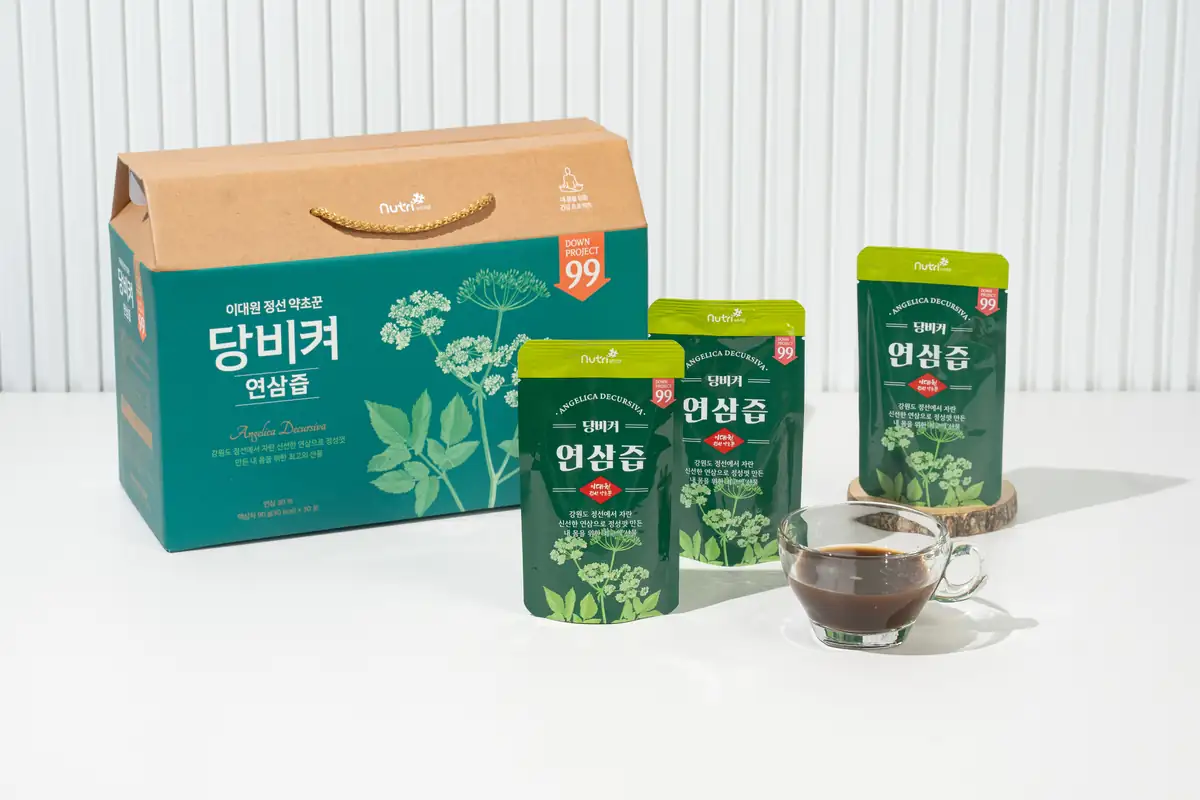 당비켜연삼즙 선물 상자와 파우치 세 개, 유리잔에 담긴 연삼즙